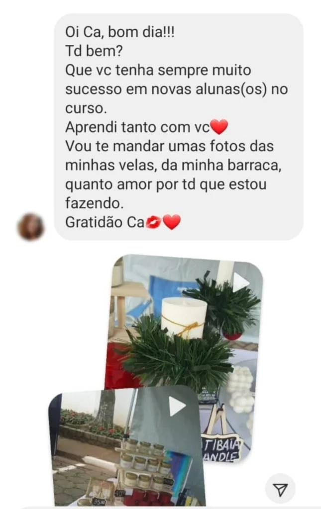 Aluna a mostrar a sua banca de vendas de velas
