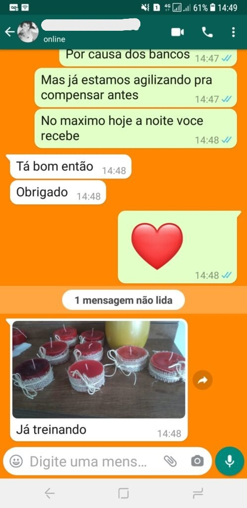 Aluna a mostrar as primeiras velas produzidas em conversa de WhatsApp