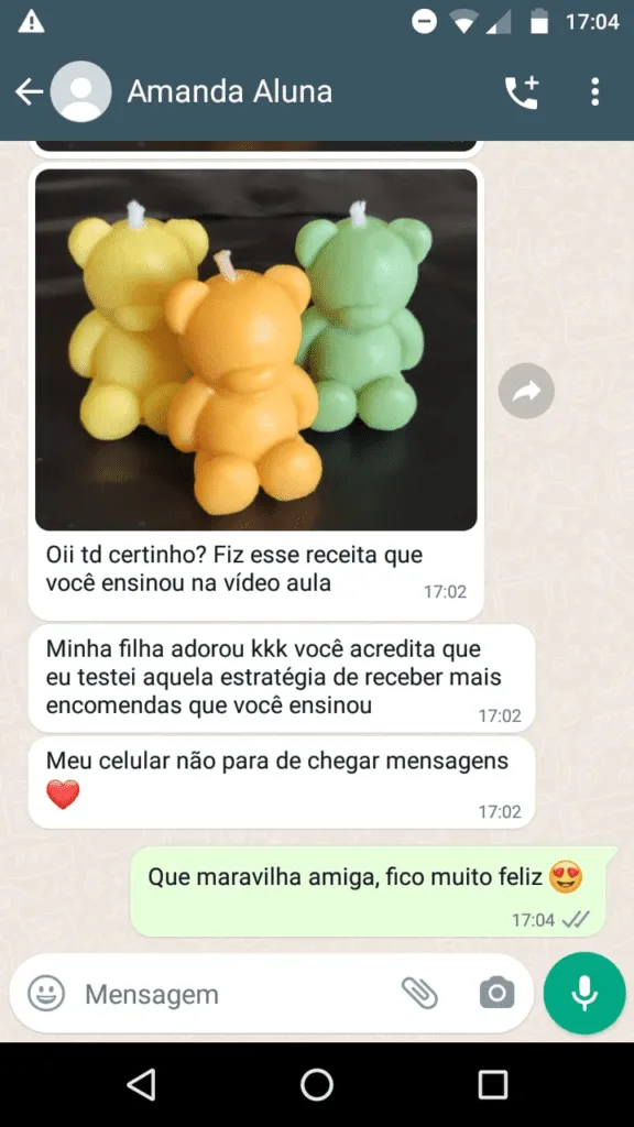 Aluna a mostrar velas em forma de ursinho e muitas encomendas
