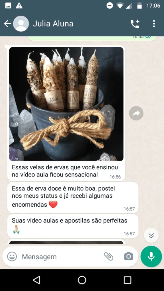 Aluna a mostrar velas de ervas e encomendas recebidas